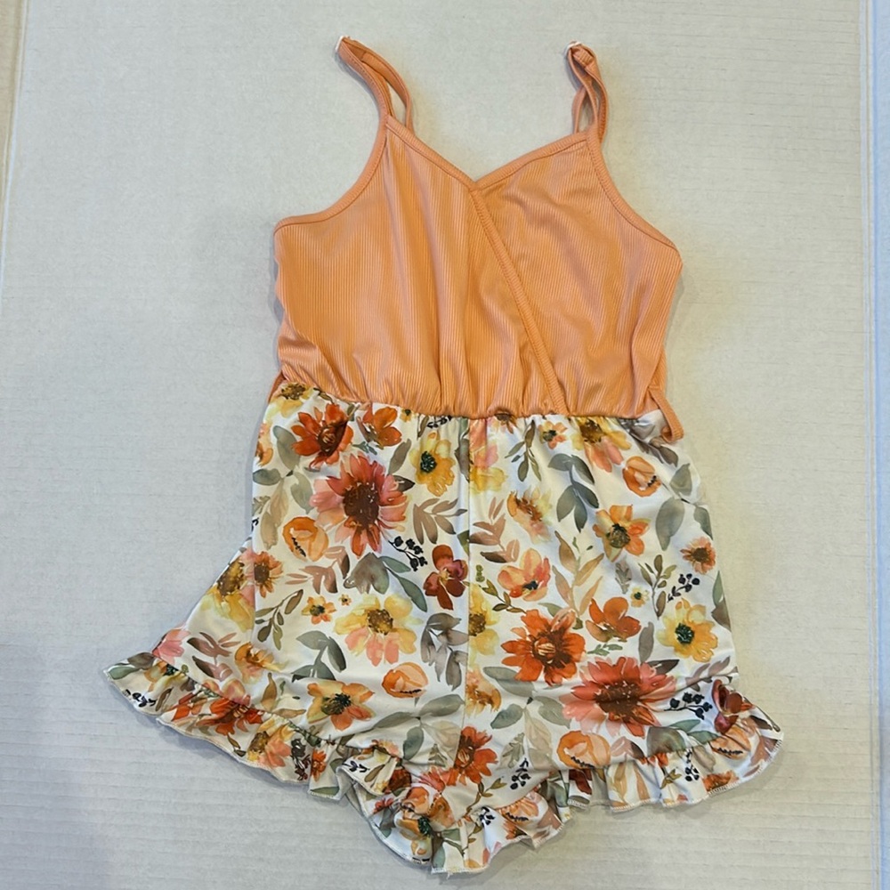 Adorable romper size 130 girls